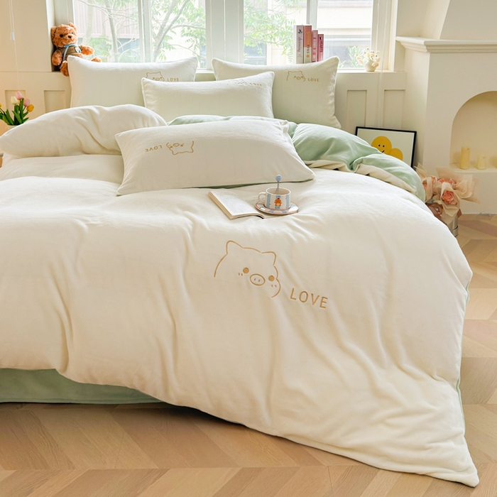 91家纺网 家纺一手货源 找家纺 梦恬佳 2025新款亲肤舒适牛奶绒刺绣四件套 奶白+新芽绿