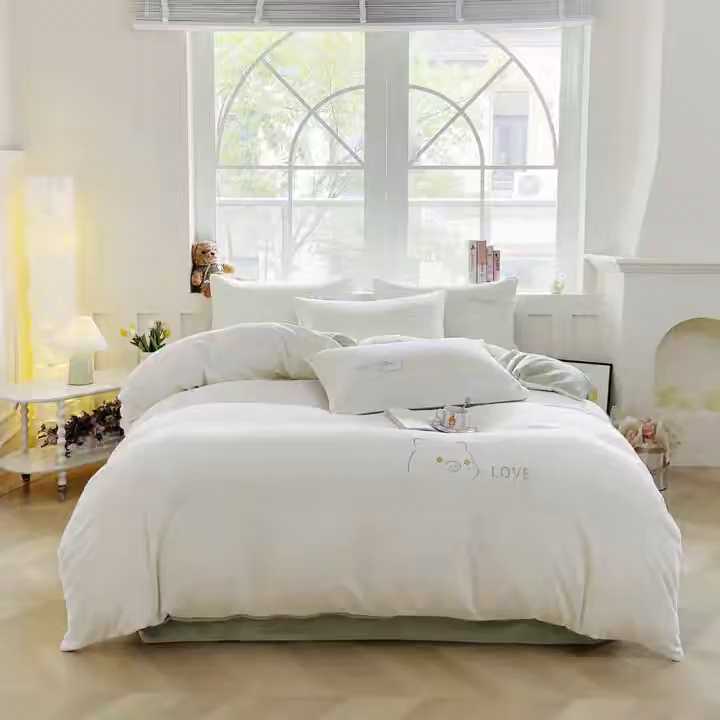 91家纺网 家纺一手货源 找家纺 梦恬佳 2025新款亲肤舒适牛奶绒刺绣四件套 奶白+新芽绿