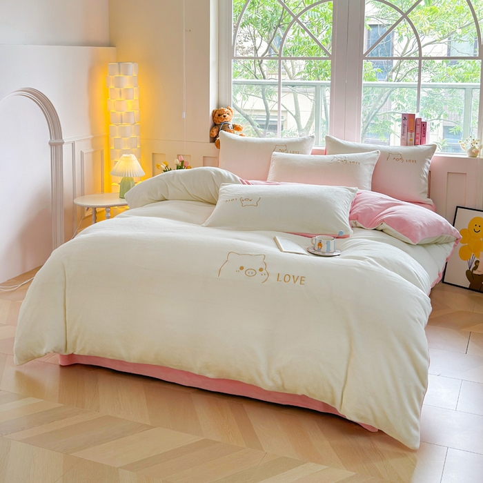 91家纺网 家纺一手货源 找家纺 梦恬佳 2025新款亲肤舒适牛奶绒刺绣四件套 奶白+樱花粉