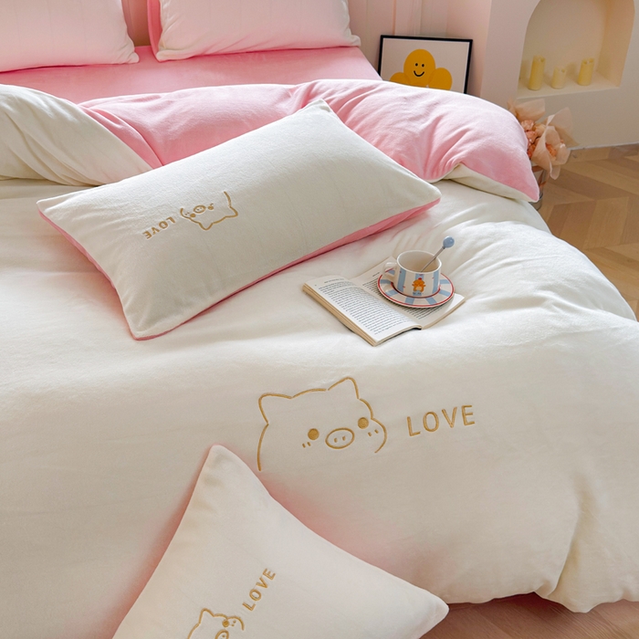 91家纺网 家纺一手货源 找家纺 梦恬佳 2025新款亲肤舒适牛奶绒刺绣四件套 奶白+樱花粉