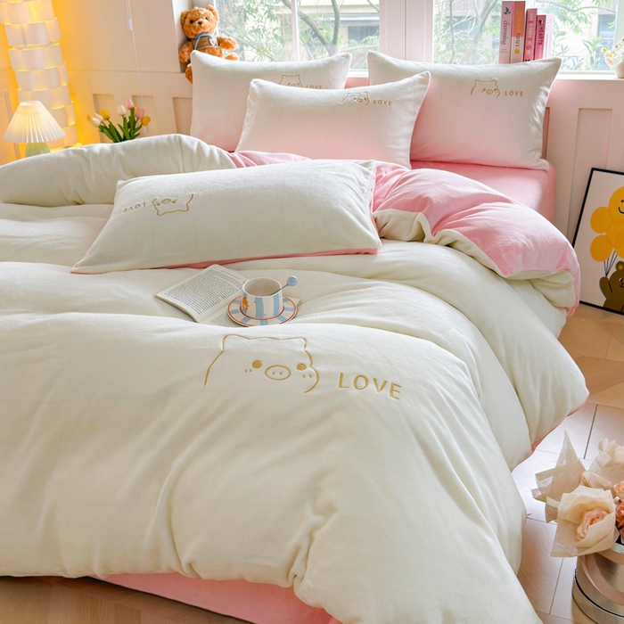 91家纺网 家纺一手货源 找家纺 梦恬佳 2025新款亲肤舒适牛奶绒刺绣四件套 奶白+樱花粉