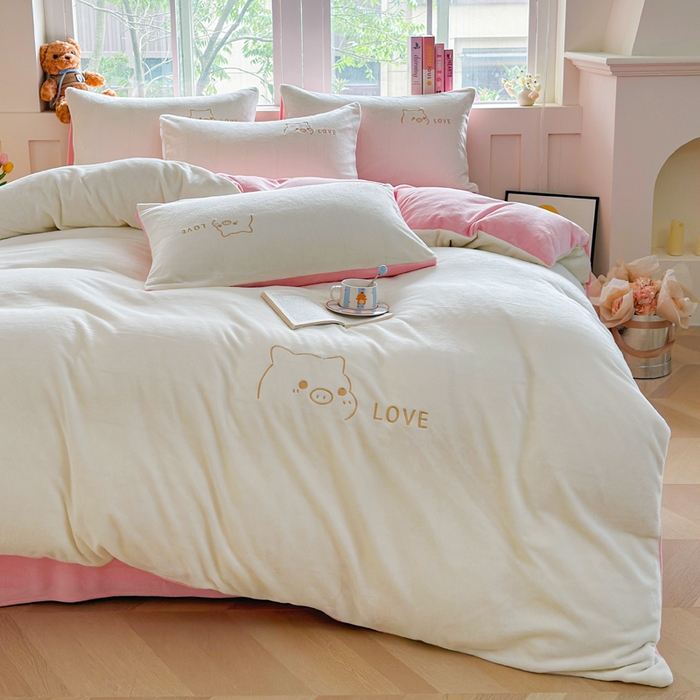 91家纺网 家纺一手货源 找家纺 梦恬佳 2025新款亲肤舒适牛奶绒刺绣四件套 奶白+樱花粉