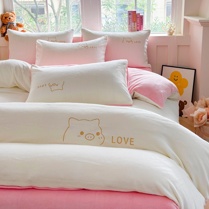 91家纺网 家纺一手货源 找家纺 梦恬佳 2025新款亲肤舒适牛奶绒刺绣四件套 奶白+樱花粉