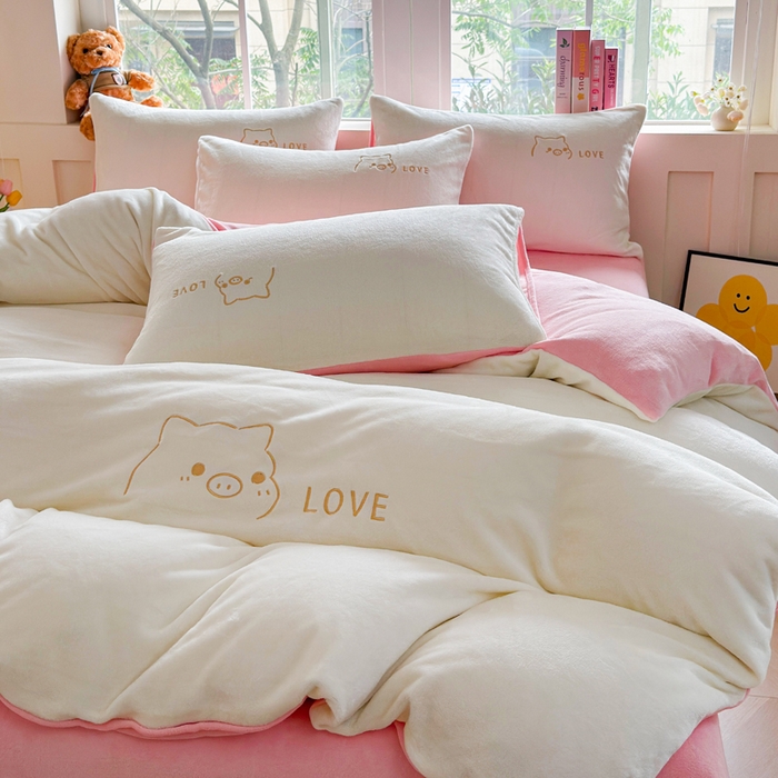 91家纺网 家纺一手货源 找家纺 梦恬佳 2025新款亲肤舒适牛奶绒刺绣四件套 奶白+樱花粉