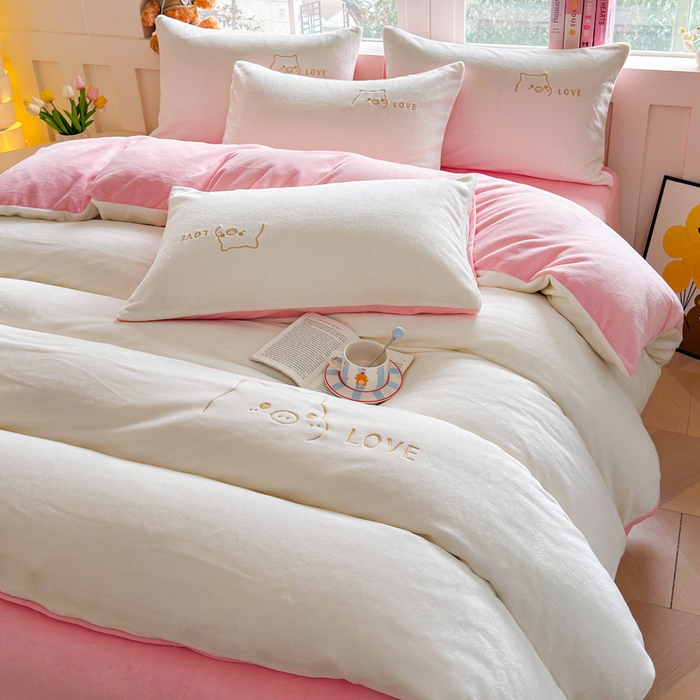 91家纺网 家纺一手货源 找家纺 梦恬佳 2025新款亲肤舒适牛奶绒刺绣四件套 奶白+樱花粉