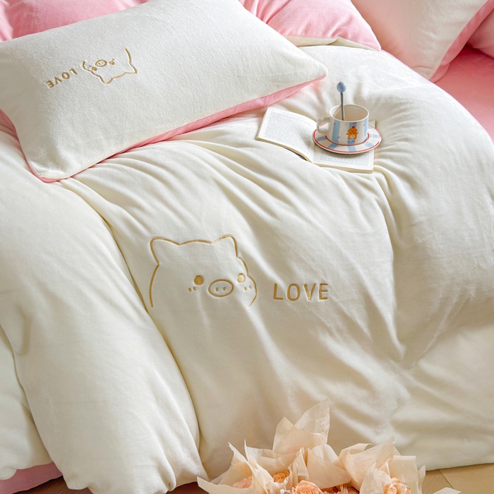 91家纺网 家纺一手货源 找家纺 梦恬佳 2025新款亲肤舒适牛奶绒刺绣四件套 奶白+樱花粉