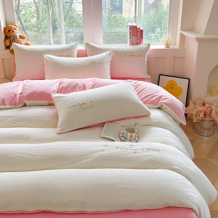 91家纺网 家纺一手货源 找家纺 梦恬佳 2025新款亲肤舒适牛奶绒刺绣四件套 奶白+樱花粉