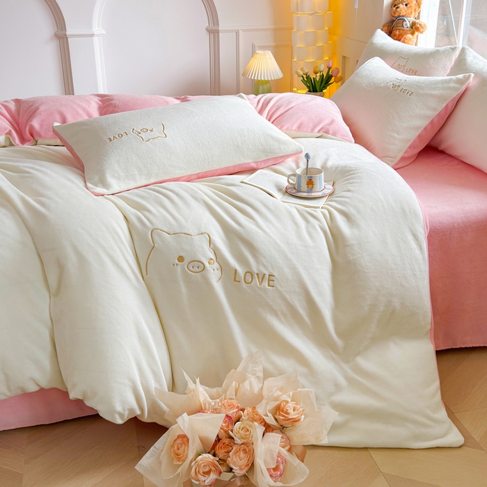 91家纺网 家纺一手货源 找家纺 梦恬佳 2025新款亲肤舒适牛奶绒刺绣四件套 奶白+樱花粉