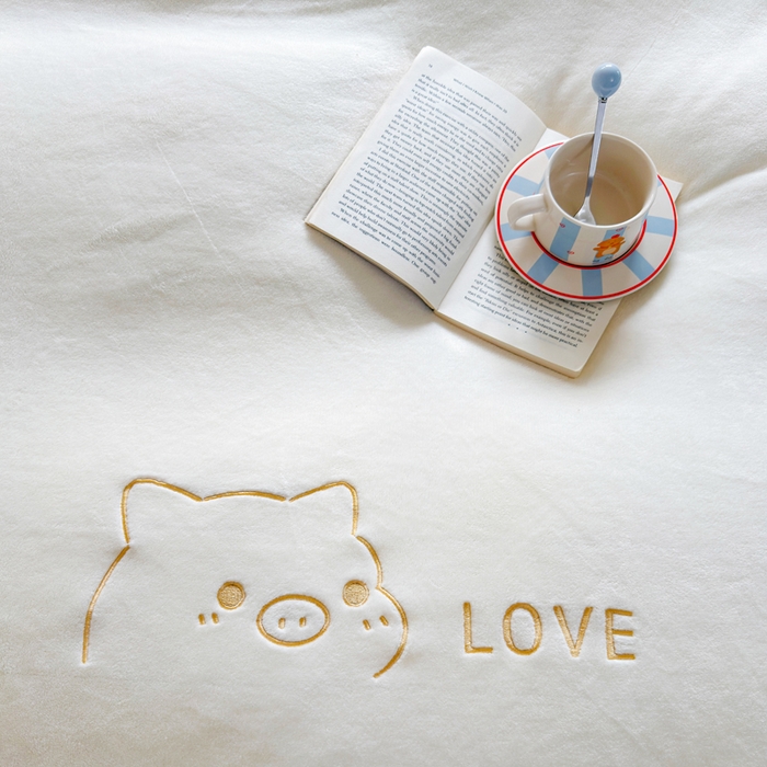 91家纺网 家纺一手货源 找家纺 梦恬佳 2025新款亲肤舒适牛奶绒刺绣四件套 奶白+樱花粉