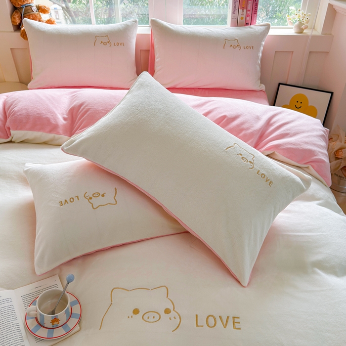 91家纺网 家纺一手货源 找家纺 梦恬佳 2025新款亲肤舒适牛奶绒刺绣四件套 奶白+樱花粉