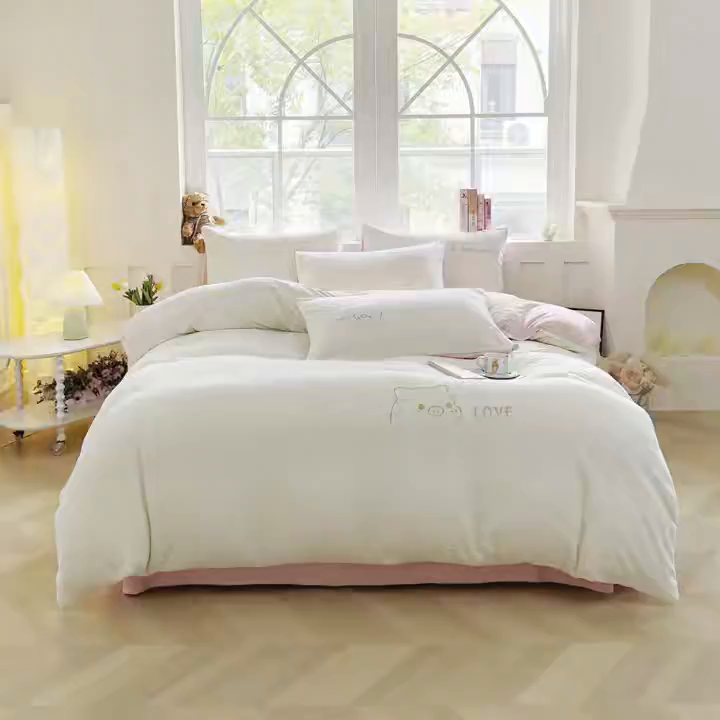 91家纺网 家纺一手货源 找家纺 梦恬佳 2025新款亲肤舒适牛奶绒刺绣四件套 奶白+樱花粉