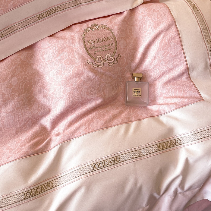 91家纺网 家纺一手货源 找家纺 2025年新款秋冬加厚A类全棉磨毛双面保暖四件套纯棉数码印花全工艺刺绣轻奢风床上用品 香颂粉