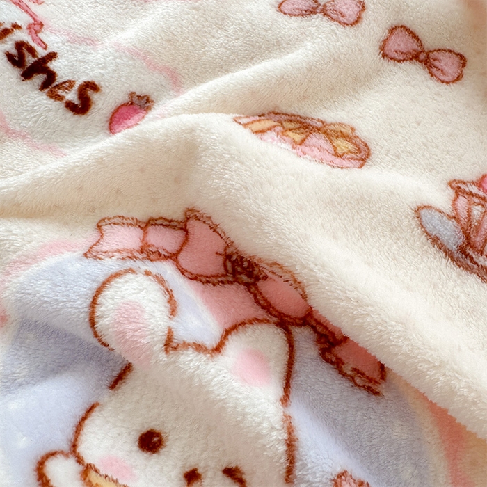 91家纺网 家纺一手货源 找家纺 初念 2025新款正版三丽鸥双面印花牛奶绒多功能四季款毛毯空调毯（撸猫触感，双倍柔软）（提供买家秀） 舒芙蕾-粉色回忆录