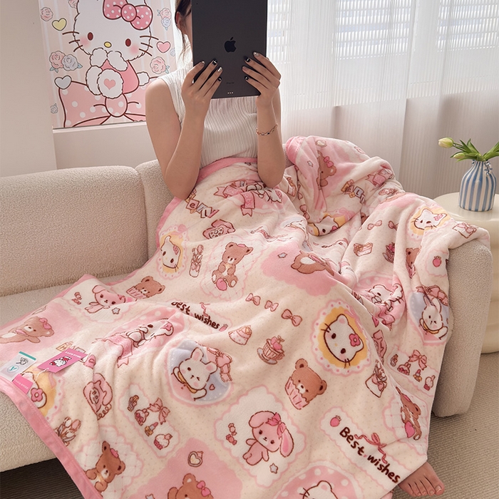 91家纺网 家纺一手货源 找家纺 初念 2025新款正版三丽鸥双面印花牛奶绒多功能四季款毛毯空调毯（撸猫触感，双倍柔软）（提供买家秀） 舒芙蕾-粉色回忆录