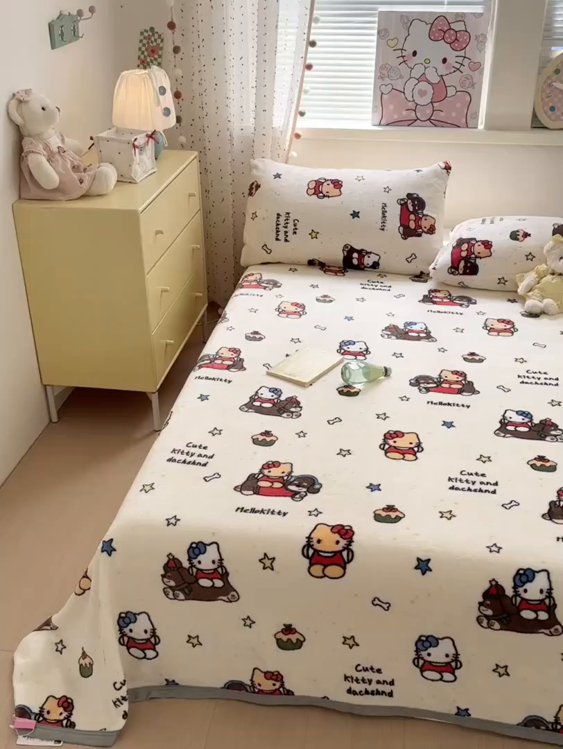 91家纺网 家纺一手货源 找家纺 初念 2025新款正版三丽鸥双面印花牛奶绒多功能四季款毛毯空调毯（撸猫触感，双倍柔软）（提供买家秀） 舒芙蕾-黑皮KT