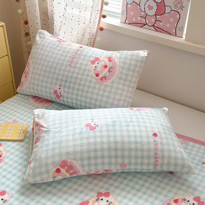 91家纺网 家纺一手货源 找家纺 初念 2025新款正版三丽鸥双面印花牛奶绒多功能四季款毛毯空调毯（撸猫触感，双倍柔软）（提供买家秀） 舒芙蕾-一口蛋糕猫