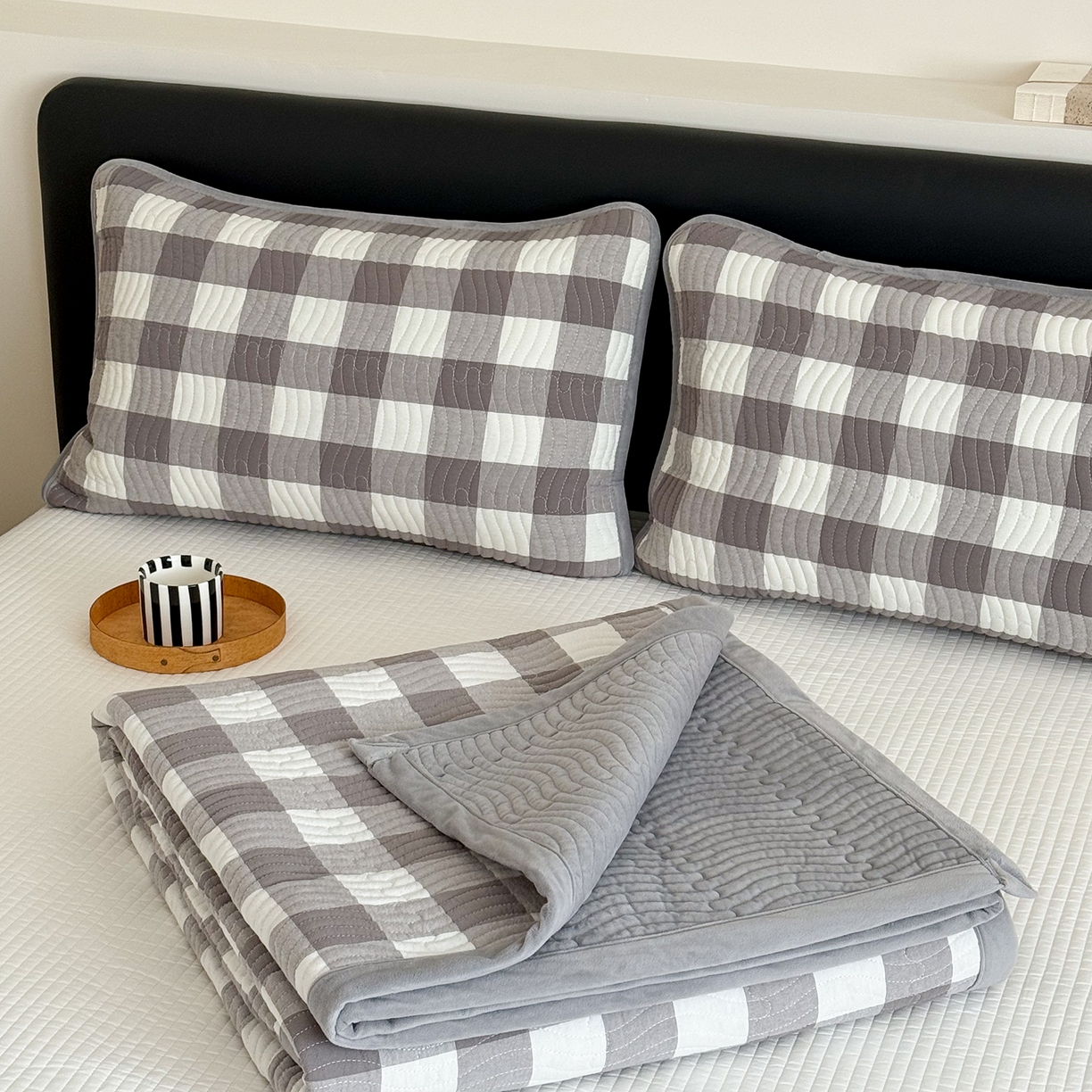 91家纺网 家纺一手货源 找家纺 乐野家居 2025新款A类全棉色织水洗棉棉加绒床盖三件套 灰中格