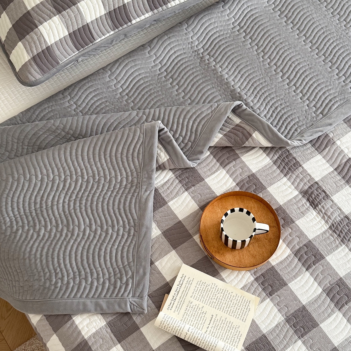 91家纺网 家纺一手货源 找家纺 乐野家居 2025新款A类全棉色织水洗棉棉加绒床盖三件套 灰中格