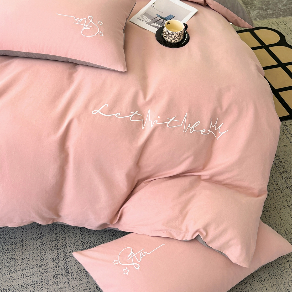 91家纺网 家纺一手货源 找家纺 有点武功  2025新款全棉纯色刺绣磨毛四件套（控价每个尺寸+30元） 粉灰