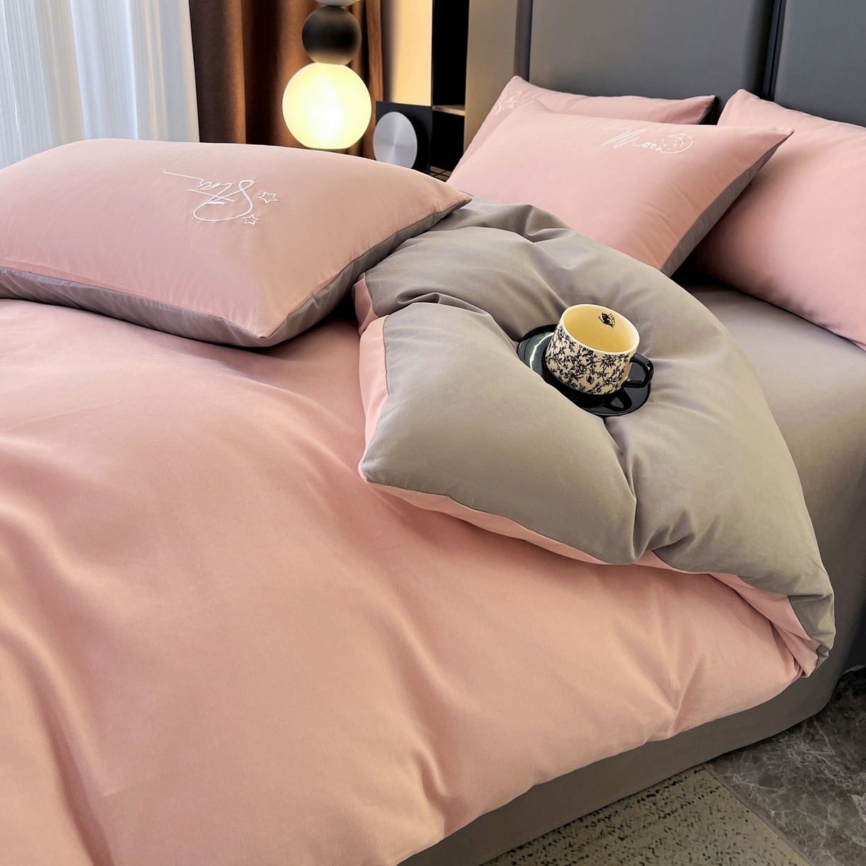 91家纺网 家纺一手货源 找家纺 有点武功  2025新款全棉纯色刺绣磨毛四件套（控价每个尺寸+30元） 粉灰