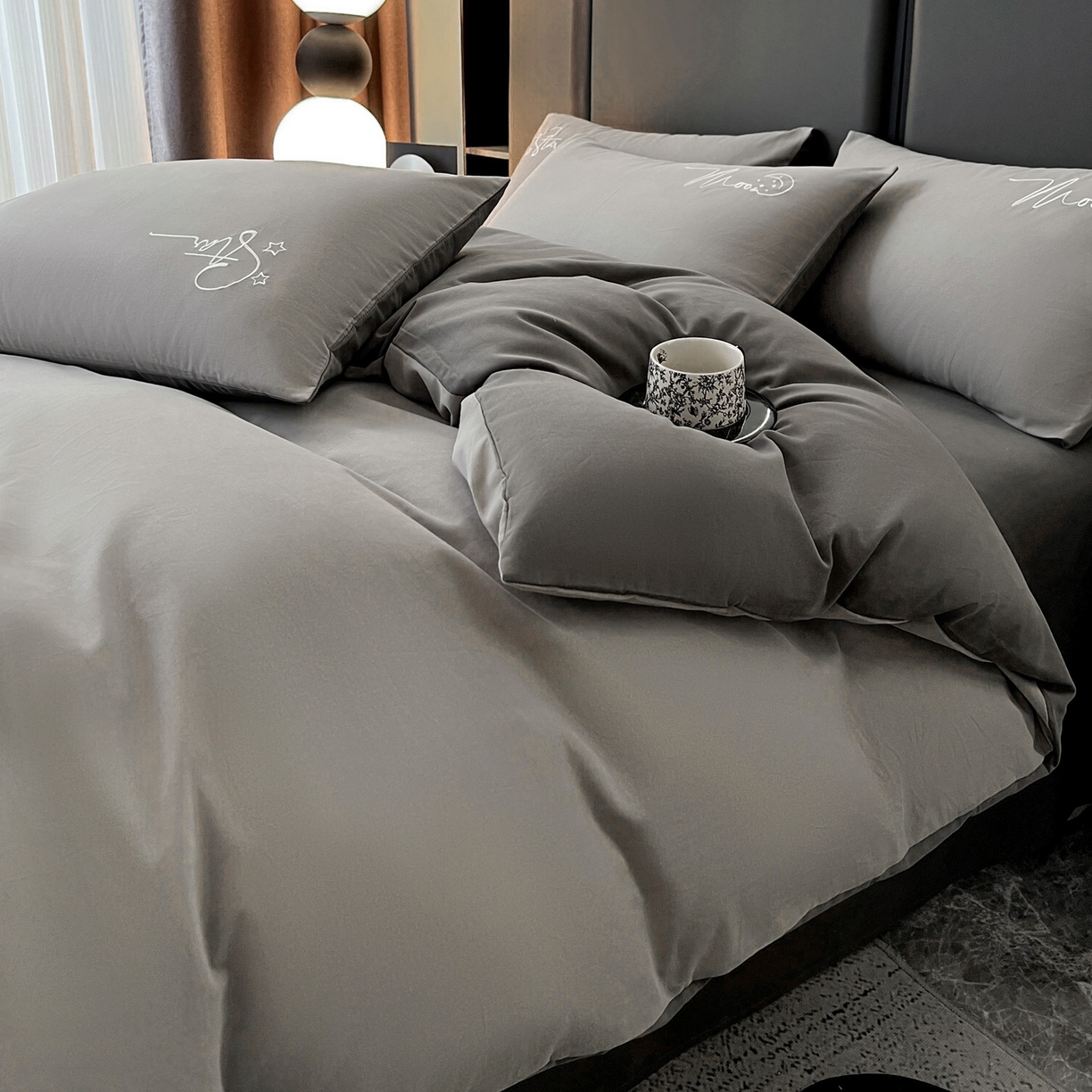 91家纺网 家纺一手货源 找家纺 有点武功  2025新款全棉纯色刺绣磨毛四件套（控价每个尺寸+30元） 浅灰