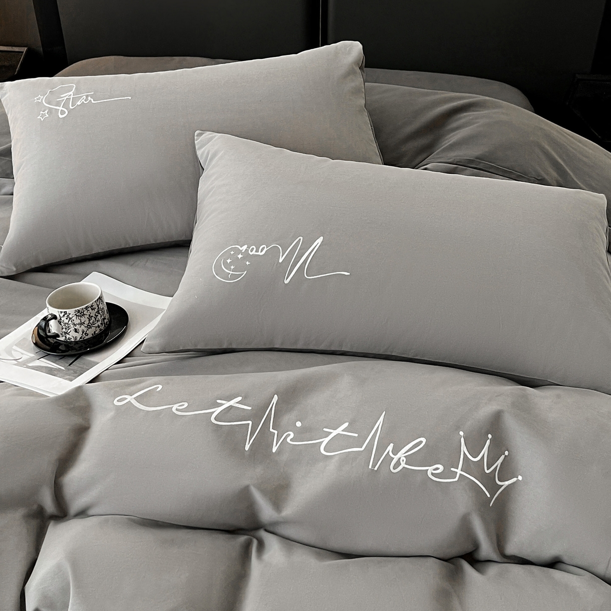 91家纺网 家纺一手货源 找家纺 有点武功  2025新款全棉纯色刺绣磨毛四件套（控价每个尺寸+30元） 浅灰