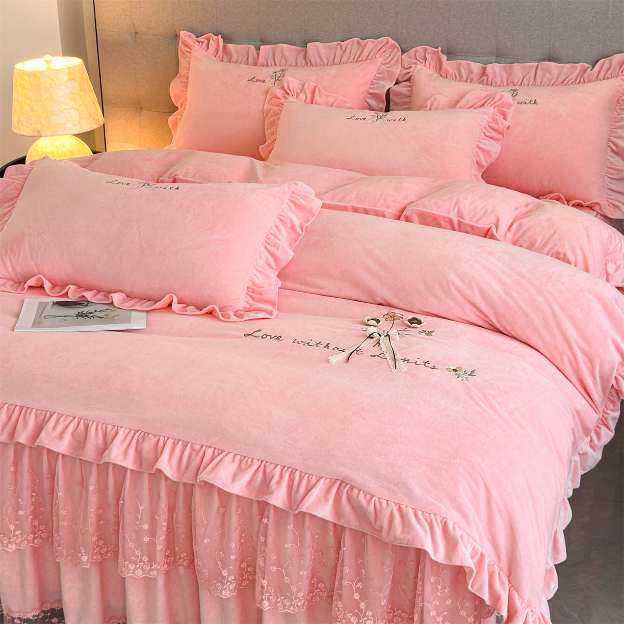 91家纺网 家纺一手货源 找家纺 （总）恒爱家纺 2025新款A类宝宝绒艾薇床裙四件套套件系列