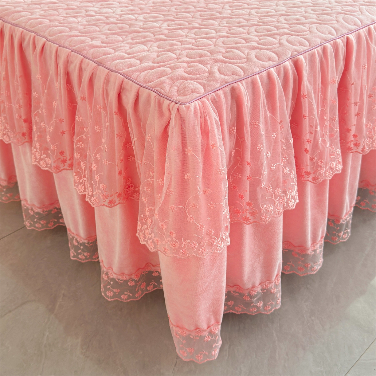 91家纺网 家纺一手货源 找家纺 恒爱家纺 2025新款A类宝宝绒艾薇床裙四件套套件系列 香妃粉