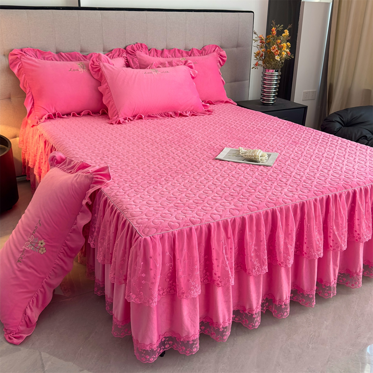 91家纺网 家纺一手货源 找家纺 恒爱家纺 2025新款A类宝宝绒艾薇床裙四件套套件系列 玫瑰红