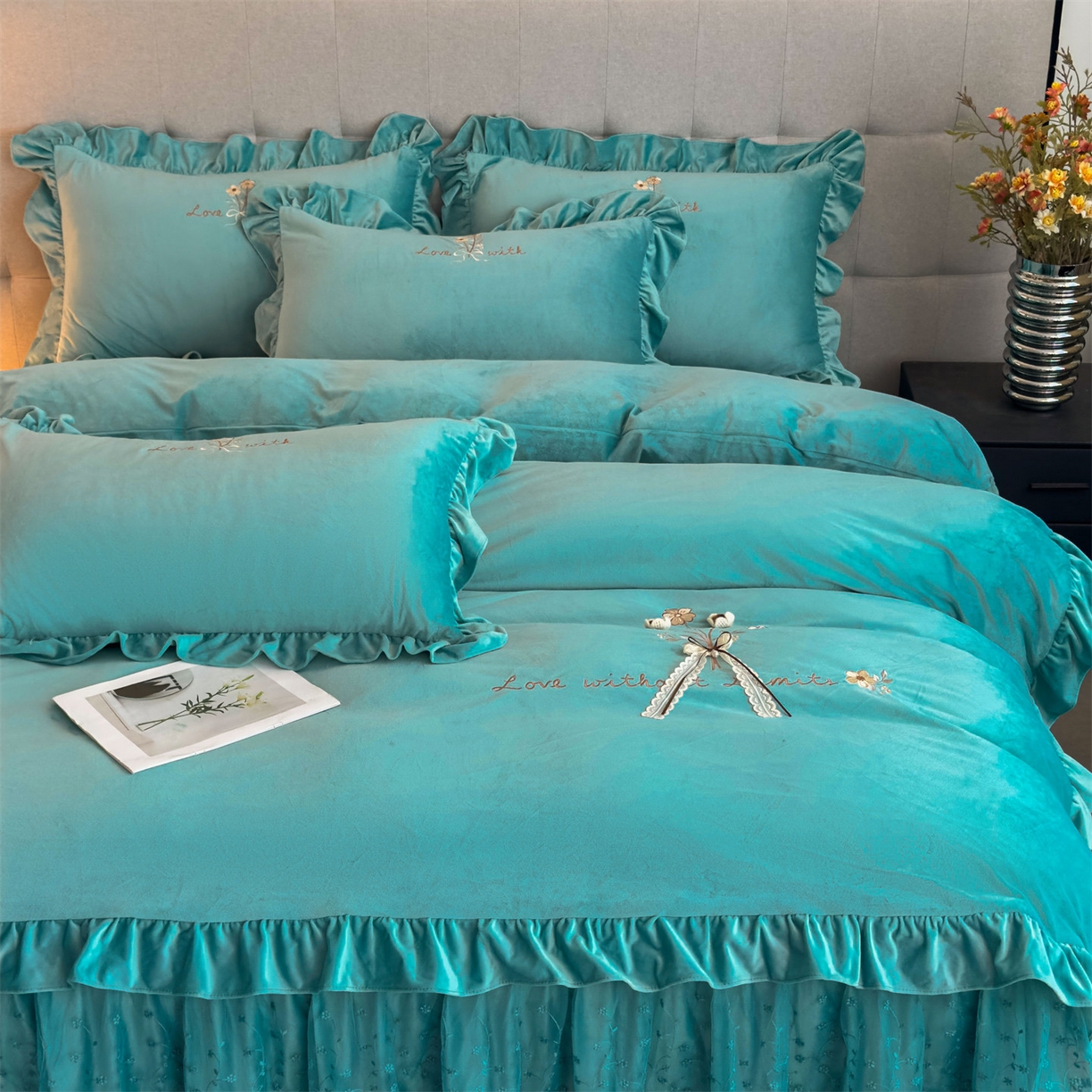 91家纺网 家纺一手货源 找家纺 恒爱家纺 2025新款A类宝宝绒艾薇床裙四件套套件系列 浅灰蓝