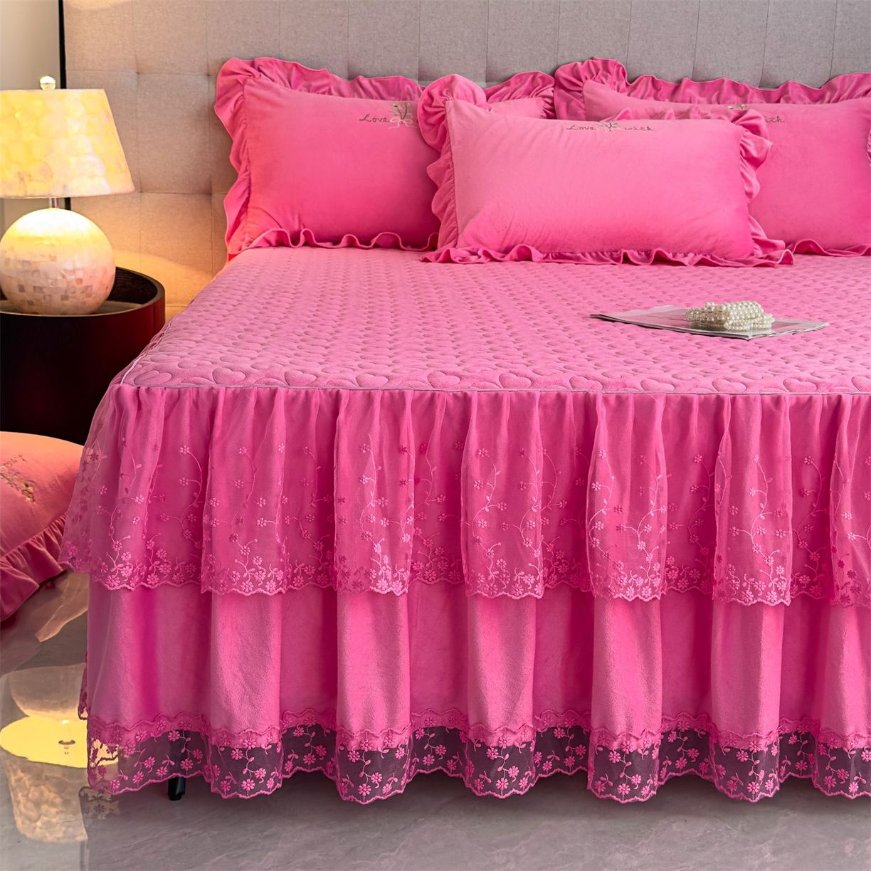 91家纺网 家纺一手货源 找家纺 恒爱家纺 2025新款A类宝宝绒艾薇床裙四件套套件系列 玫瑰红