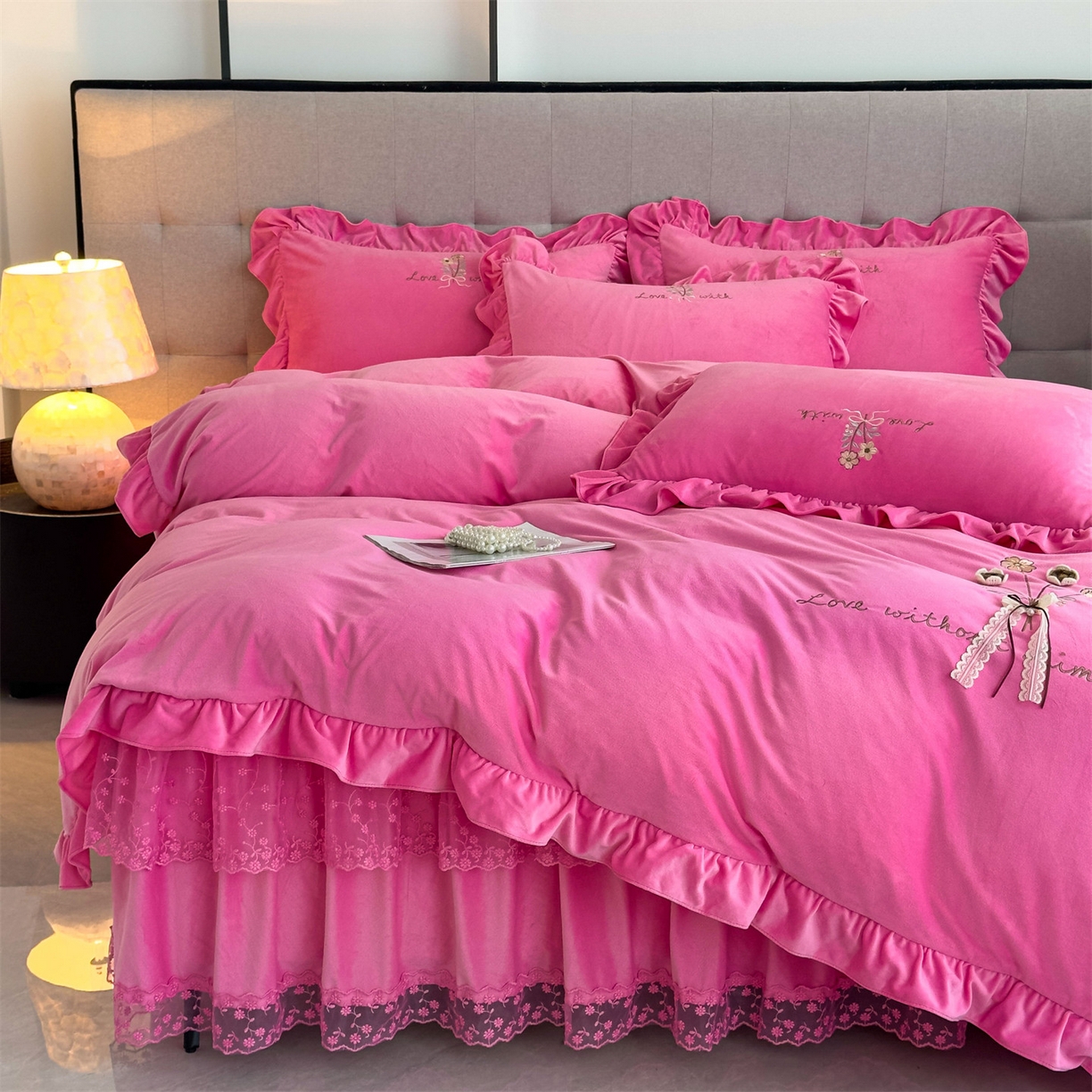 91家纺网 家纺一手货源 找家纺 恒爱家纺 2025新款A类宝宝绒艾薇床裙四件套套件系列 玫瑰红