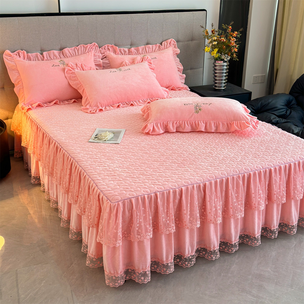 91家纺网 家纺一手货源 找家纺 恒爱家纺 2025新款A类宝宝绒艾薇床裙四件套套件系列 香妃粉