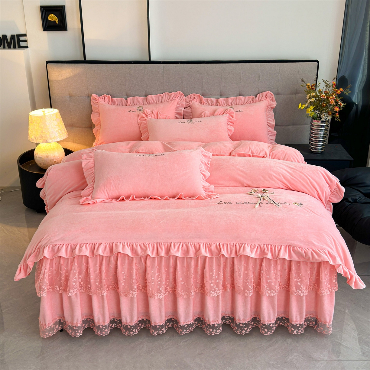 91家纺网 家纺一手货源 找家纺 恒爱家纺 2025新款A类宝宝绒艾薇床裙四件套套件系列 香妃粉