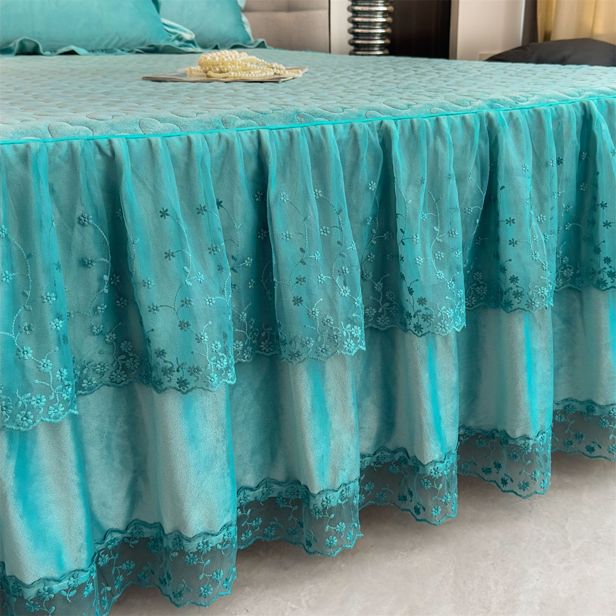 91家纺网 家纺一手货源 找家纺 恒爱家纺 2025新款A类宝宝绒艾薇床裙四件套套件系列 浅灰蓝