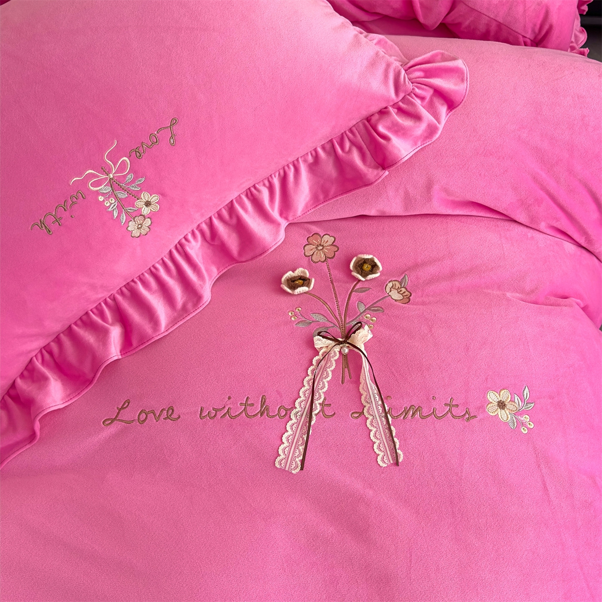 91家纺网 家纺一手货源 找家纺 恒爱家纺 2025新款A类宝宝绒艾薇床裙四件套套件系列 玫瑰红