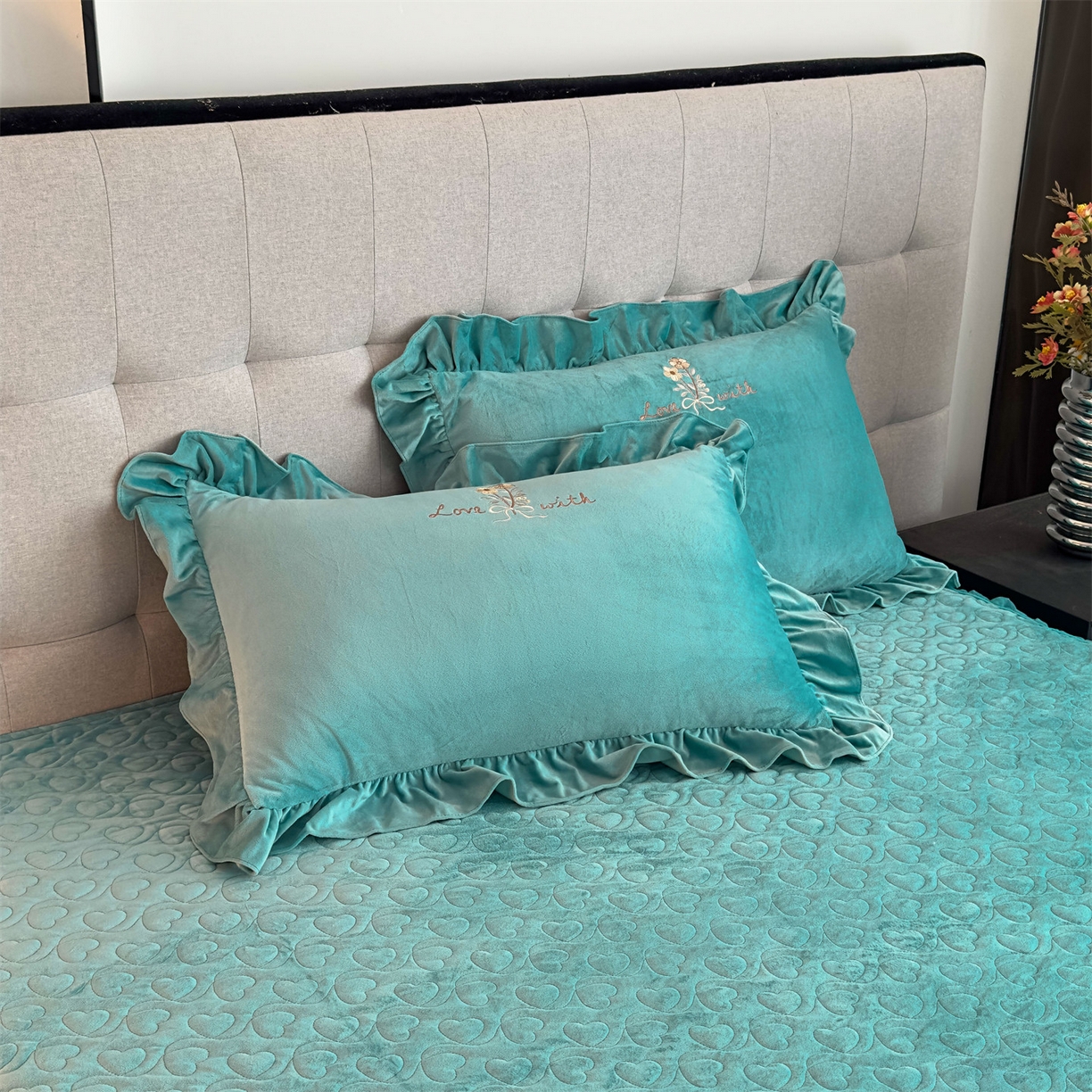 91家纺网 家纺一手货源 找家纺 恒爱家纺 2025新款A类宝宝绒艾薇床裙四件套套件系列 浅灰蓝