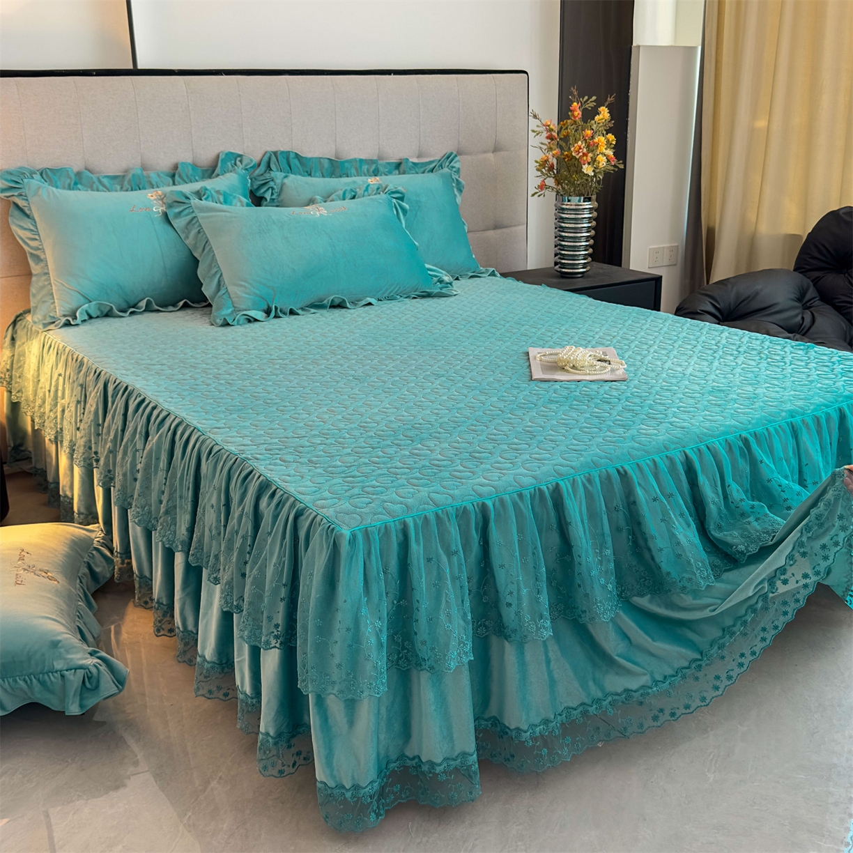 91家纺网 家纺一手货源 找家纺 恒爱家纺 2025新款A类宝宝绒艾薇床裙四件套套件系列 浅灰蓝