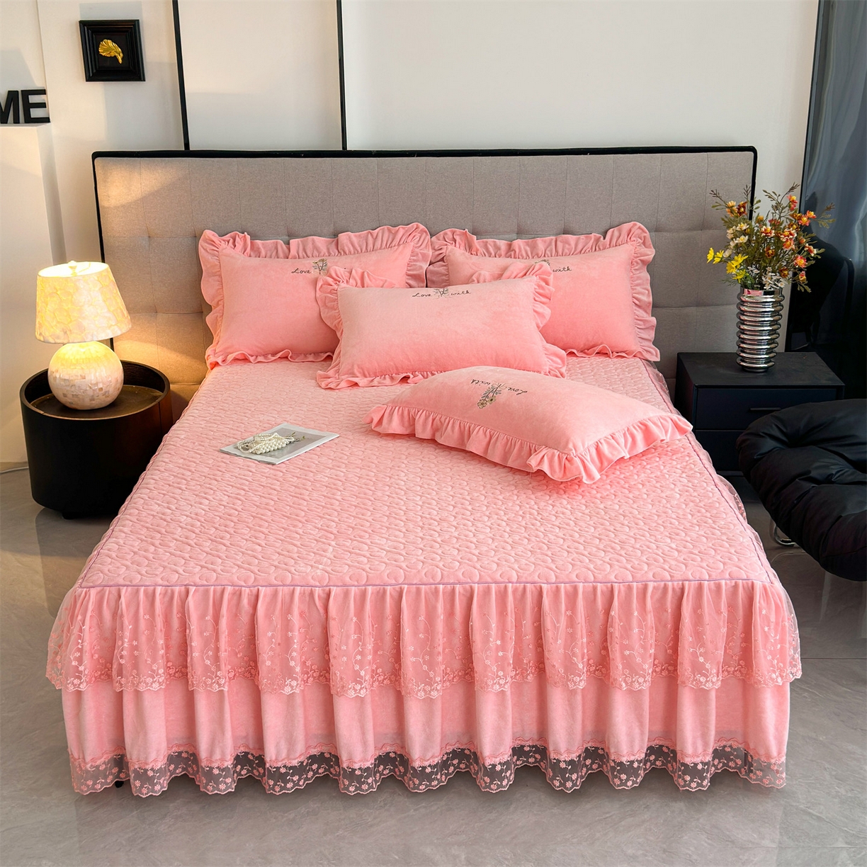 91家纺网 家纺一手货源 找家纺 恒爱家纺 2025新款A类宝宝绒艾薇床裙四件套套件系列 香妃粉