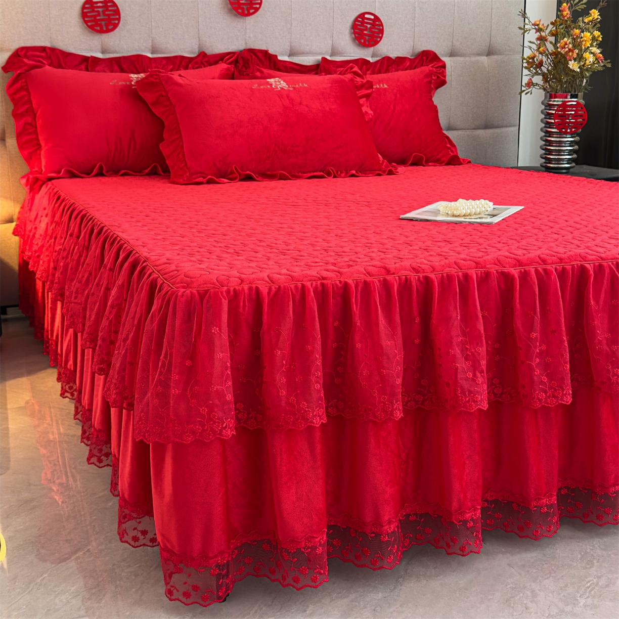 91家纺网 家纺一手货源 找家纺 恒爱家纺 2025新款A类宝宝绒艾薇床裙四件套套件系列 喜庆红