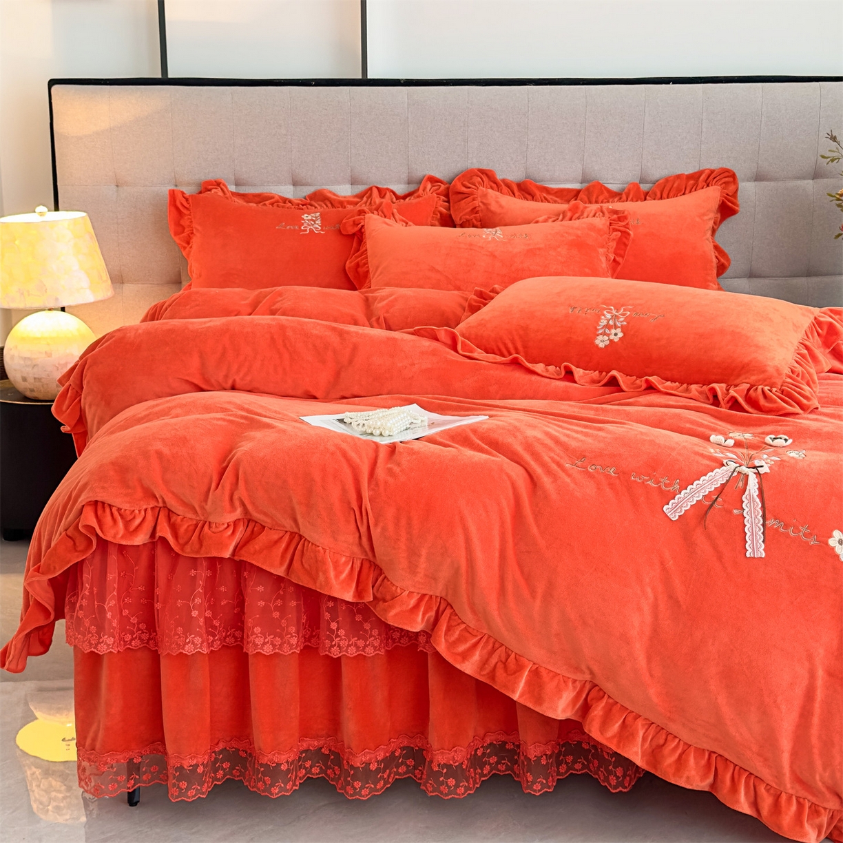 91家纺网 家纺一手货源 找家纺 恒爱家纺 2025新款A类宝宝绒艾薇床裙四件套套件系列 爱玛橙