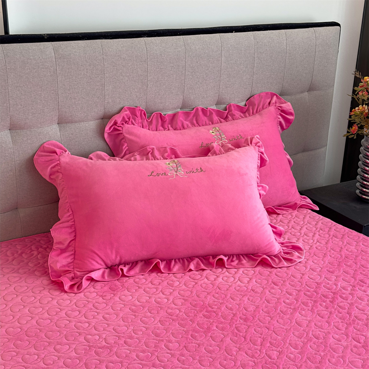 91家纺网 家纺一手货源 找家纺 恒爱家纺 2025新款A类宝宝绒艾薇床裙四件套套件系列 玫瑰红