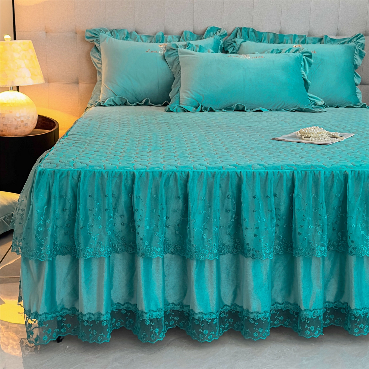 91家纺网 家纺一手货源 找家纺 恒爱家纺 2025新款A类宝宝绒艾薇床裙四件套套件系列 浅灰蓝