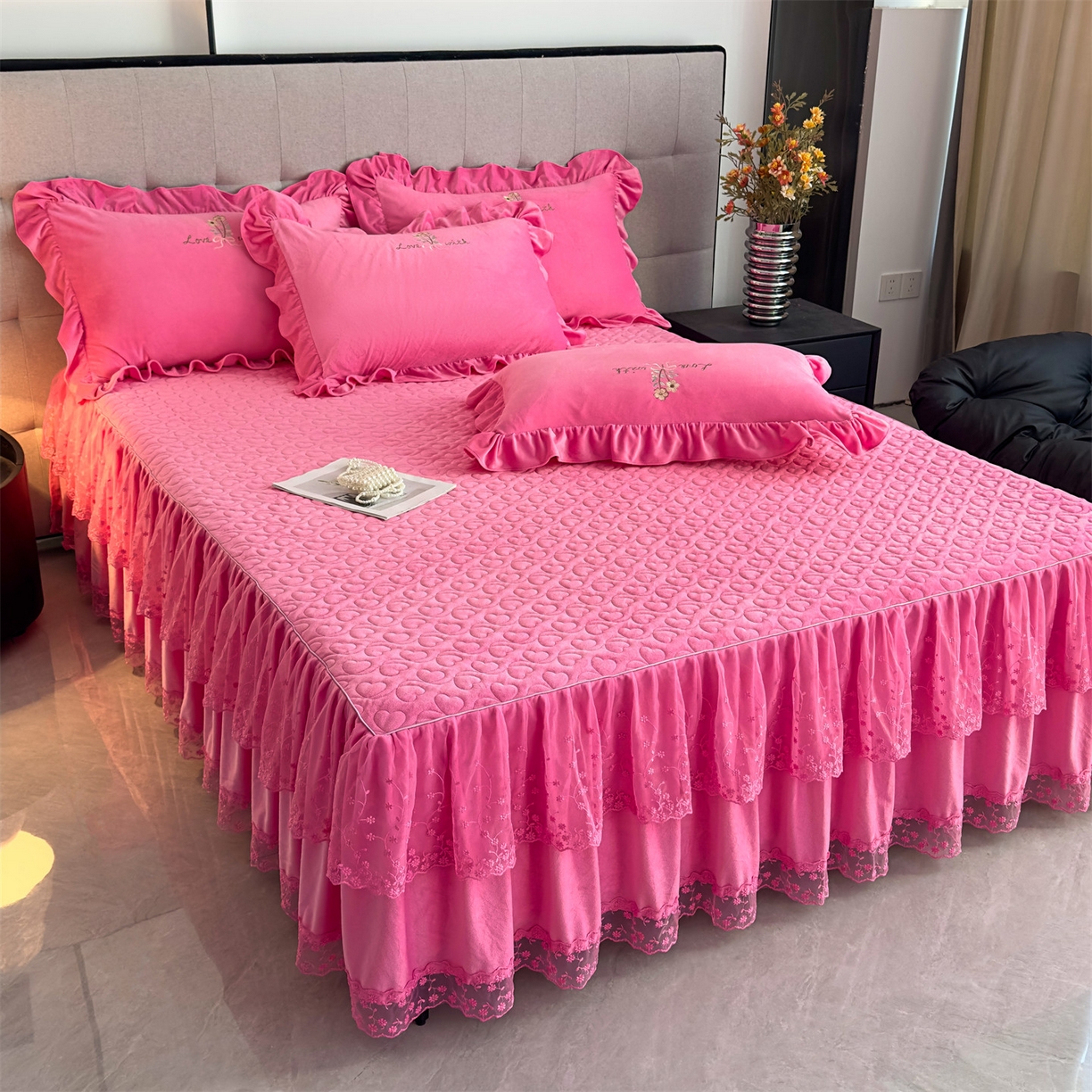 91家纺网 家纺一手货源 找家纺 恒爱家纺 2025新款A类宝宝绒艾薇床裙四件套套件系列 玫瑰红