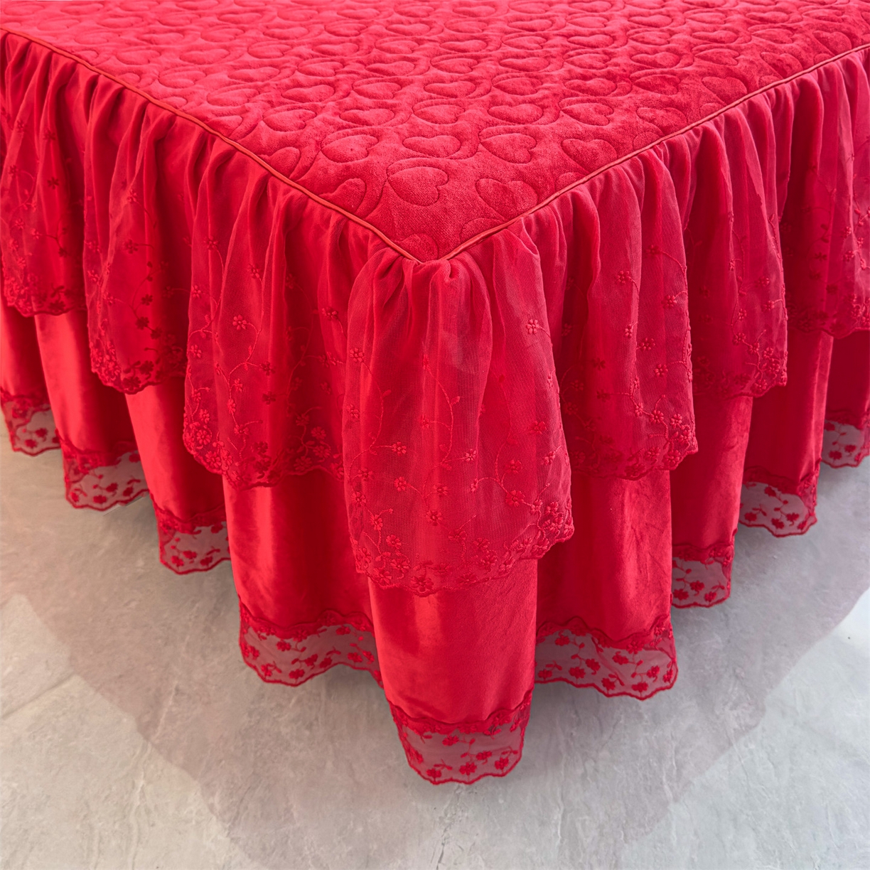 91家纺网 家纺一手货源 找家纺 恒爱家纺 2025新款A类宝宝绒艾薇床裙四件套套件系列 喜庆红