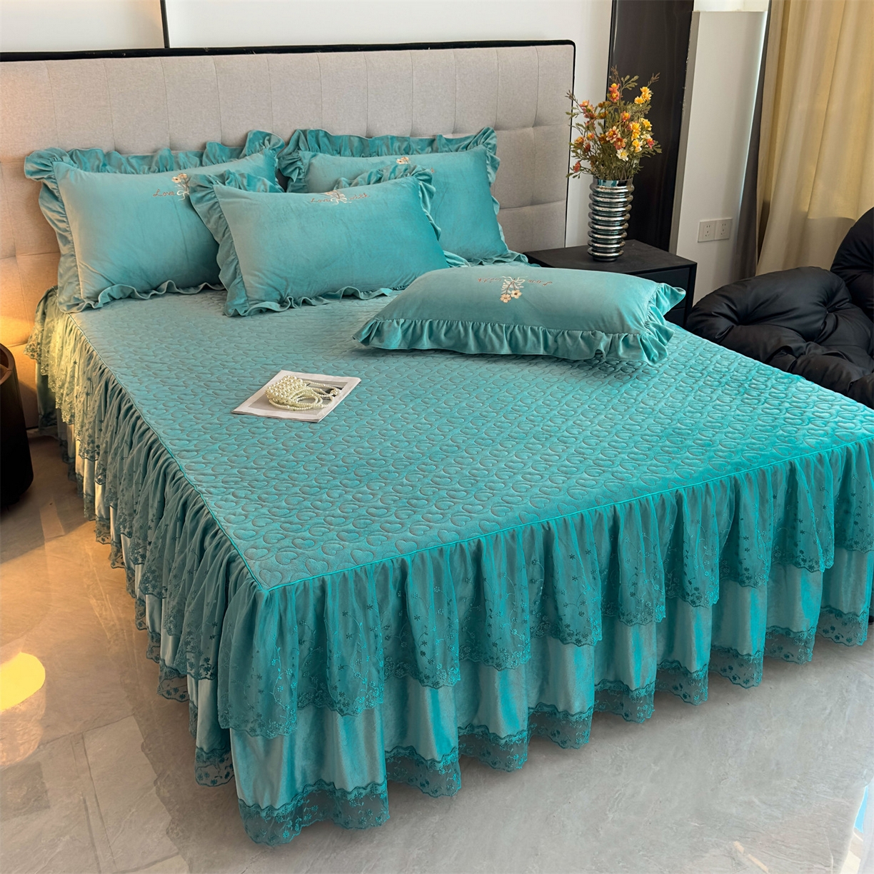 91家纺网 家纺一手货源 找家纺 恒爱家纺 2025新款A类宝宝绒艾薇床裙四件套套件系列 浅灰蓝