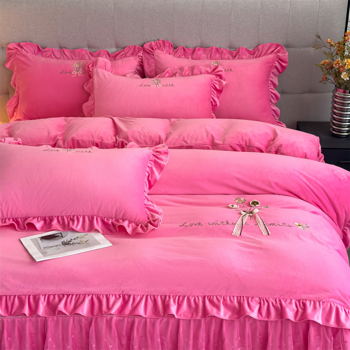 91家纺网 家纺一手货源 找家纺 恒爱家纺 2025新款A类宝宝绒艾薇床裙四件套套件系列 玫瑰红