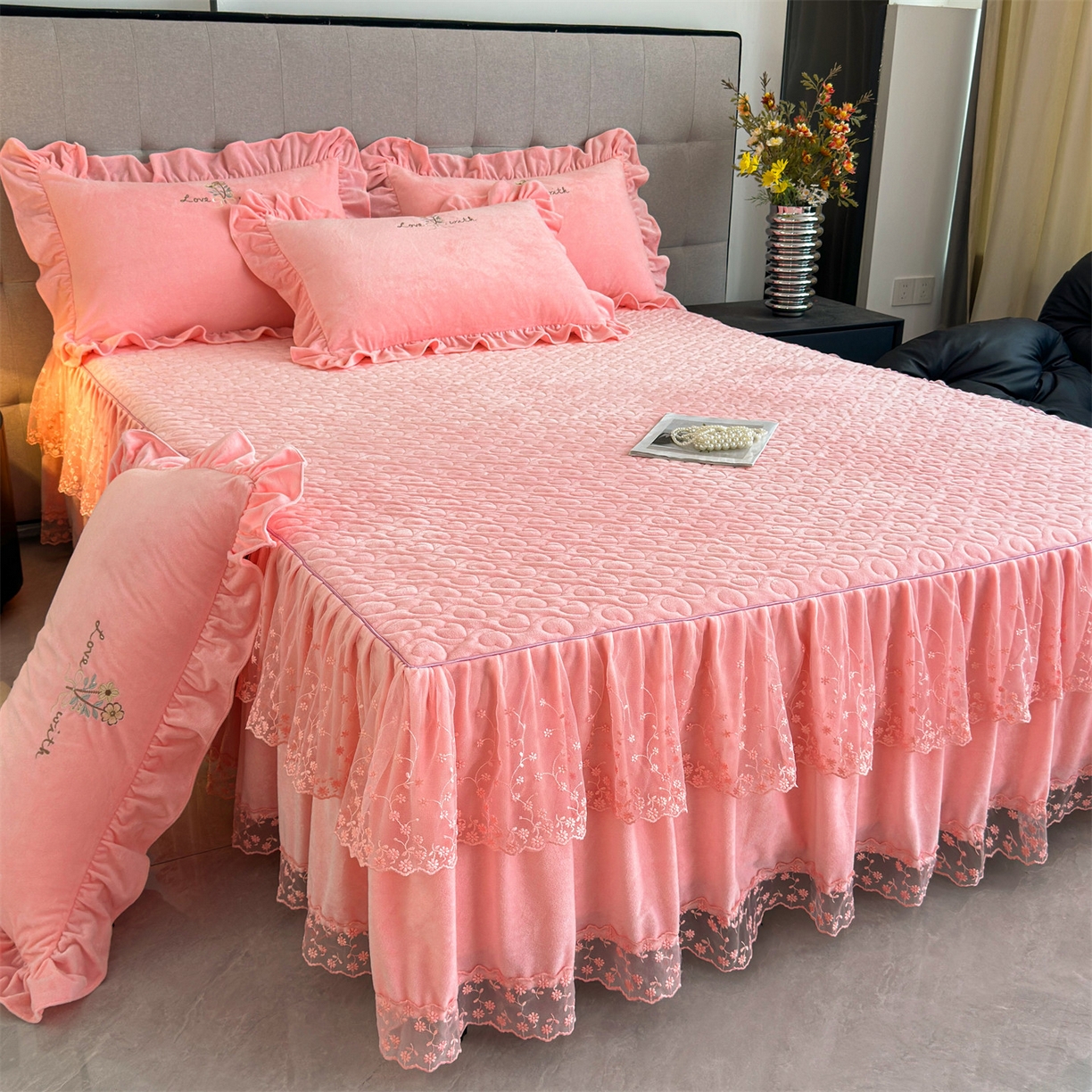 91家纺网 家纺一手货源 找家纺 恒爱家纺 2025新款A类宝宝绒艾薇床裙四件套套件系列 香妃粉