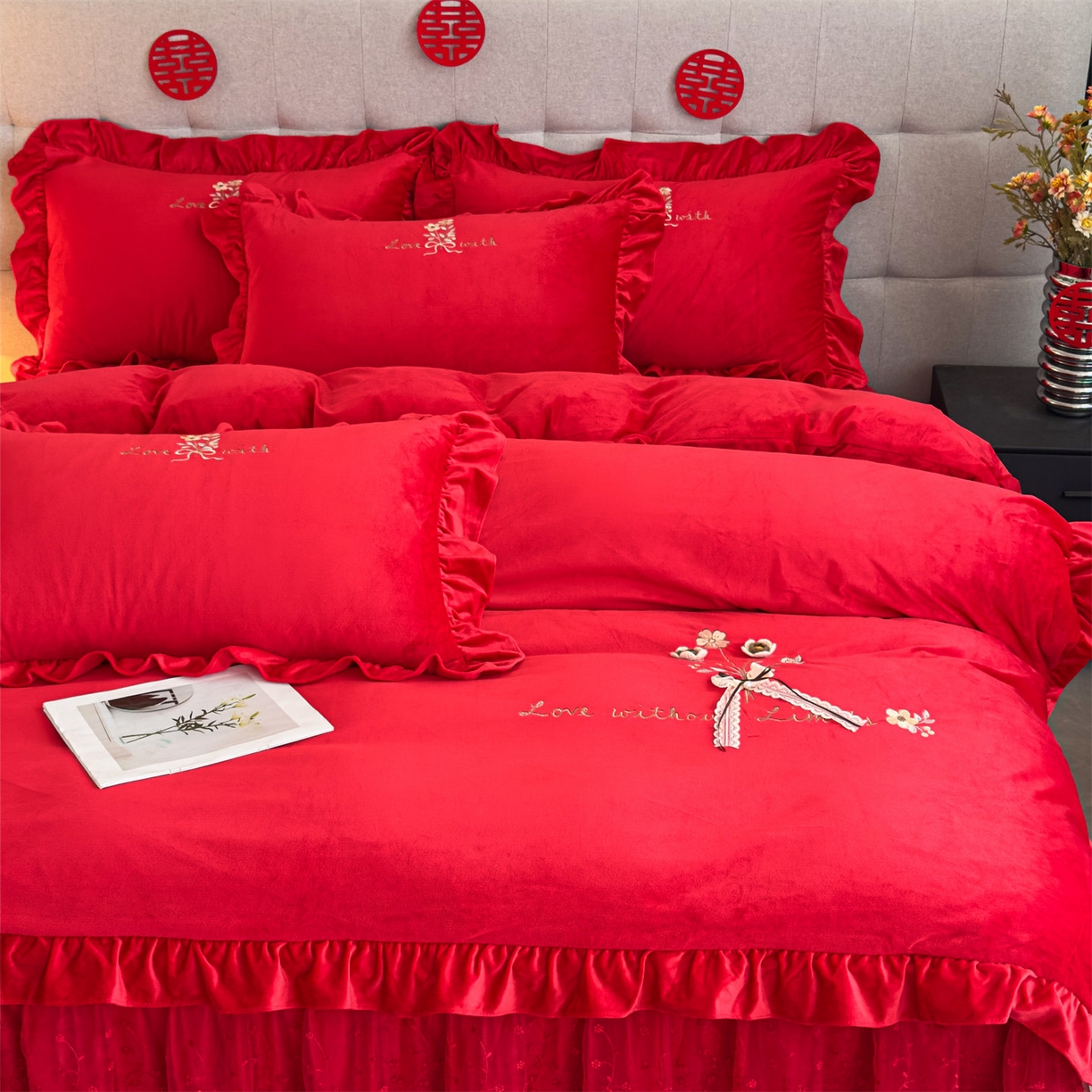 91家纺网 家纺一手货源 找家纺 恒爱家纺 2025新款A类宝宝绒艾薇床裙四件套套件系列 喜庆红