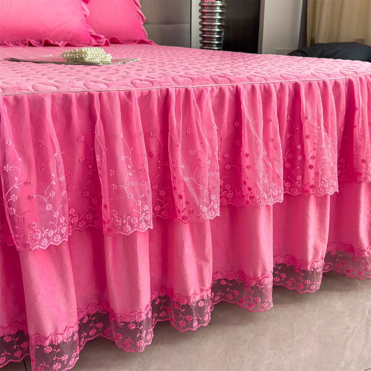 91家纺网 家纺一手货源 找家纺 恒爱家纺 2025新款A类宝宝绒艾薇床裙四件套套件系列 玫瑰红